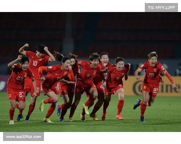 女子足球决赛精彩纷呈 球队全力以赴展现绝佳表现捧回冠军奖杯